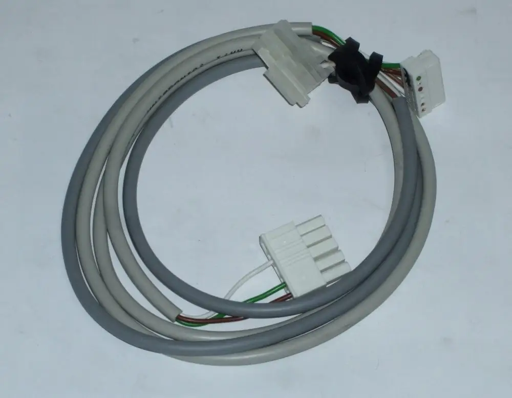 Kabel mit mehreren Leitungen und Steckverbindungen, geeignet für Anwendungen im Bereich der Gebäudetechnik, möglicherweise für Daikin Heizsysteme.